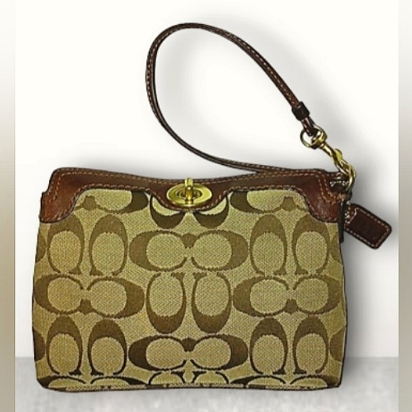 ☆Fabulous EUC COACH Signature Large Capacity Turnlock Baguette/Wristlet ☆ - Picture 1 of 16